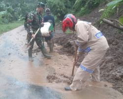 Gotong – Royong Polisi dan TNI Bersama Warga Bersihkan Tebing Longsor di Banyuwangi