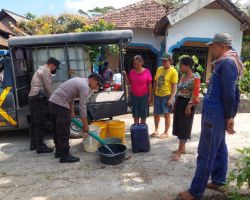Polisi Rutin Laksanakan Patroli Sambang Tirta, Warga Trenggalek Sumringah