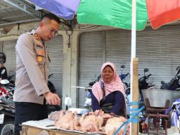 Kapolres Ponorogo Bersama Satgas Pangan Cek Pasar Jambon
