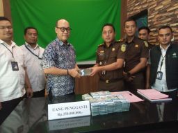 Kejari Tanjung Perak Kembalikan Uang Rp 250 Juta Kepada Direktur PT Perinus