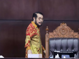 Mantan Anggota KPU Banyumas Gugat Anwar Usman Rp 1,3 Triliun