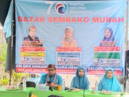 Bahan Pokok Semakin Mahal, Caleg Partai Gelora Gelar Bazar Sembako Murah di Gembong Surabaya