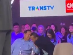 Beredar Video Prabowo Tarik Jaket Bahlil, Airlangga: Itu Lagi Bercanda