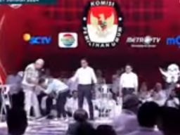 Pengamat Ini Soroti Gaya Salaman Gibran