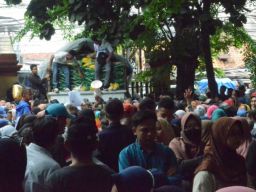 Gegara Harga Beras Melambung Tinggi, Warga Geruduk Kantor Kecamatan
