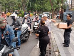 Aksi Solidaritas AWS, Ratusan Takjil Dibagikan untuk Masyarakat