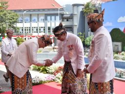 5. Wali Kota Batu Sematkan Lencana Kehormatan pada Aries Agung Paewai di HUT ke-24 Kota Batu