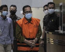 Tersangka Hakim Itong Diduga Terima Suap di Tiap Persidangan