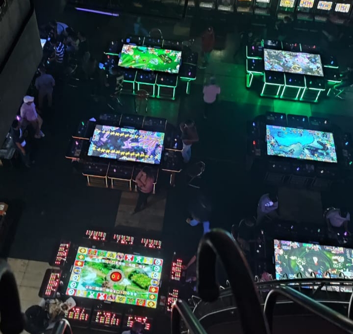 Aktivitas hiburan malam dan permainan judi di Kota Batam. 