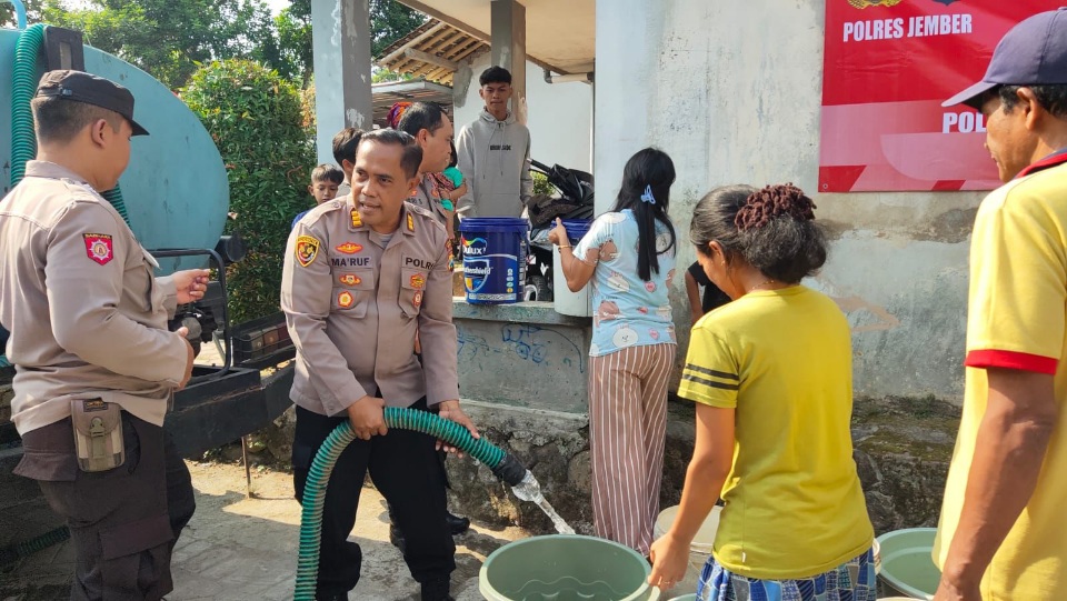 Tindaklanjuti Jumat Curhat, Polres Jember Salurkan Bantuan Air Bersih Untuk Warga