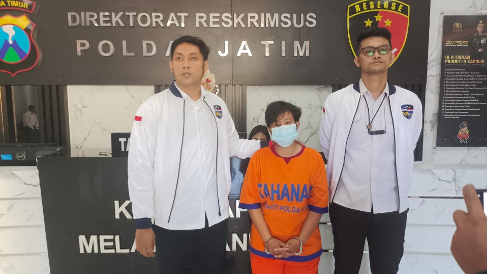 Polda Jatim Serahkan Tersangka Investasi Bodong dan Barang Bukti ke Kejari Malang