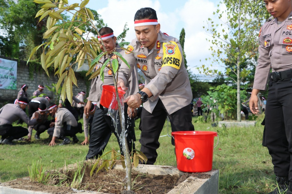 Polri Lestarikan Negeri, Polres Tulungagung Tanam Pohon Buah Secara Serentak