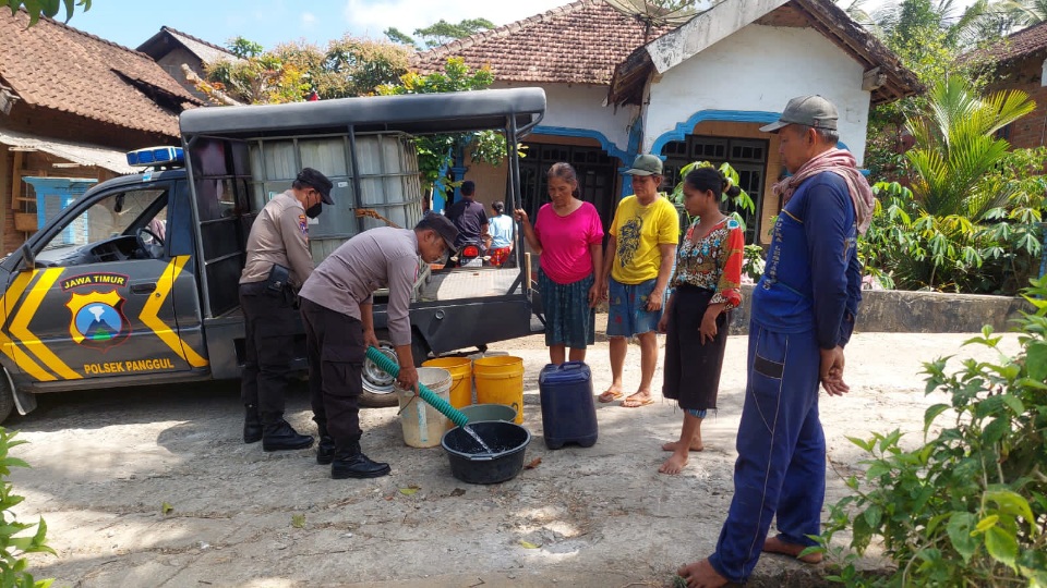 Polisi Rutin Laksanakan Patroli Sambang Tirta, Warga Trenggalek Sumringah