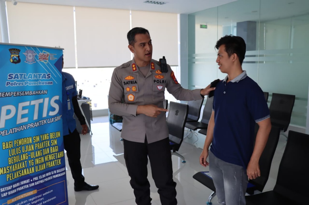 Kunjungi Satpas, Kapolres Pamekasan Pastikan Pelayanan SIM Profesioanal