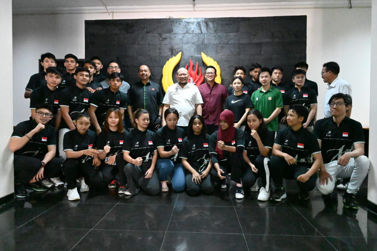 Lepas Atlet Wushu Jatim, Ketua DPD RI Berpesan Agar Atlet Jaga Prestasi dan Kekompakan