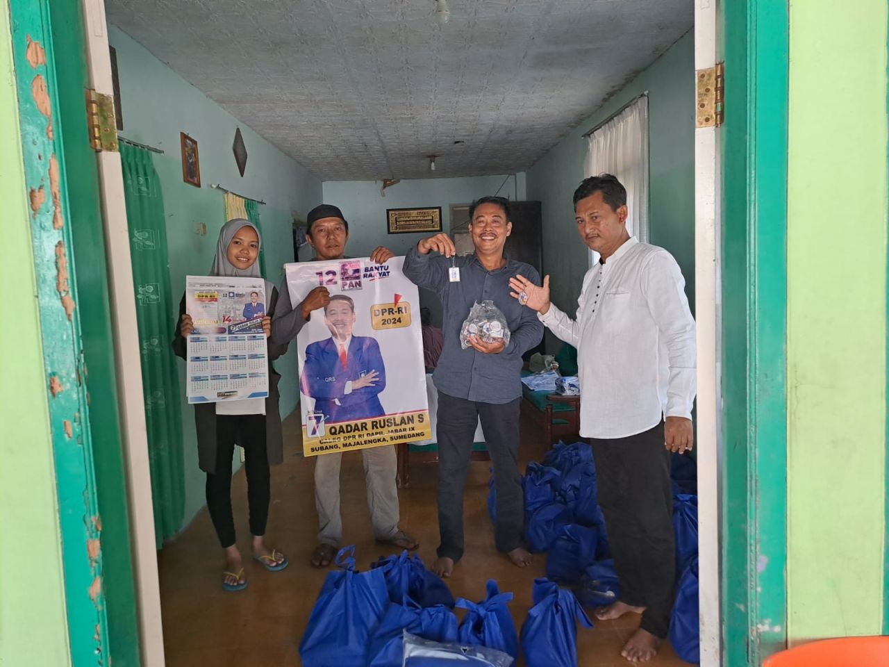 Qadar Ruslan S, saat membagikan APK ke sejumlah Kordes dan Korcam.