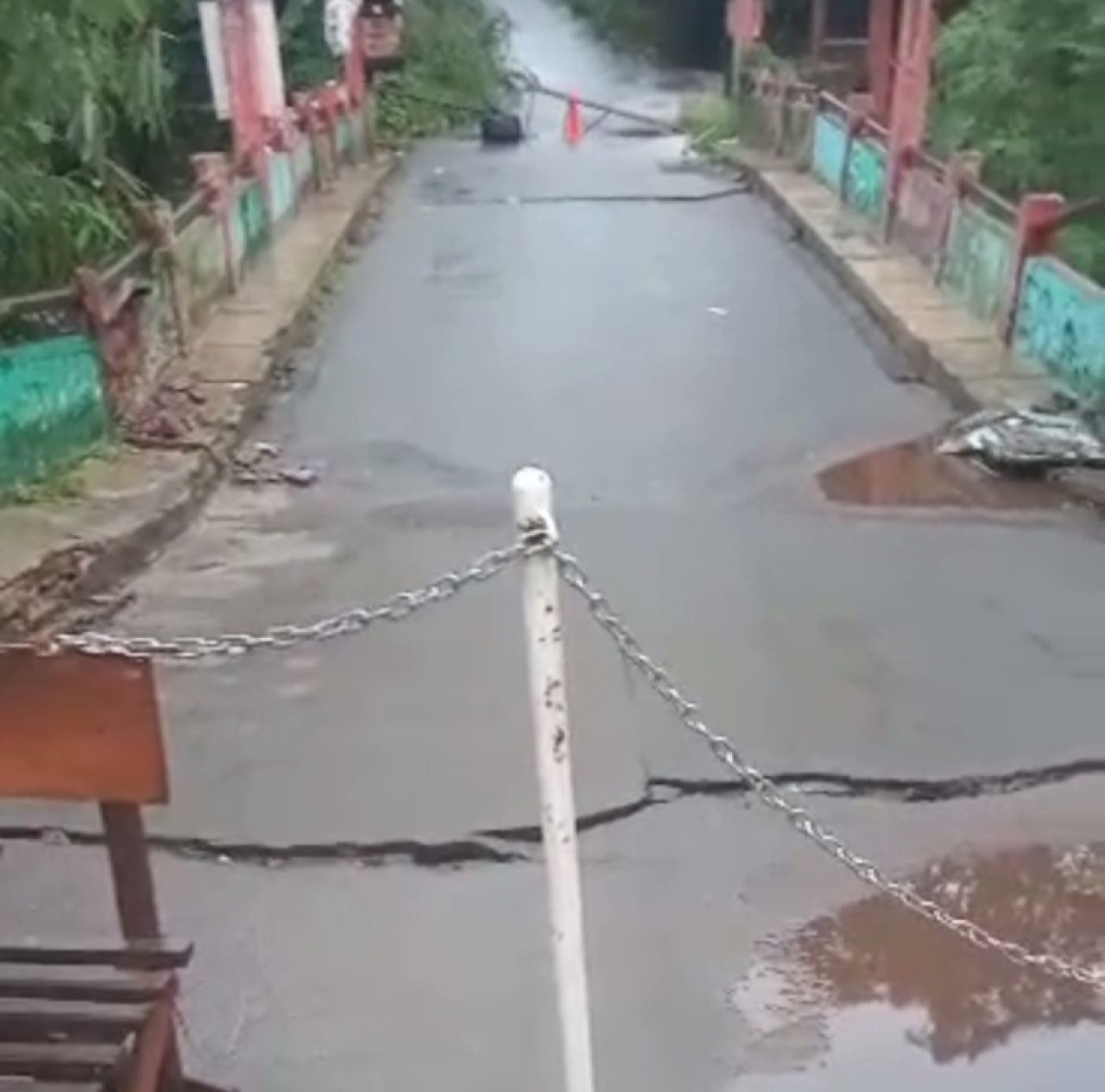 Hujan Deras, Jembatan Penghubung di Sukaraja Bogor Ambles