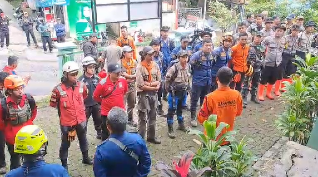 Tim SAR Gabungan Temukan 16 Pendaki Yang Tersesat di Gunung Gede Pangrango
