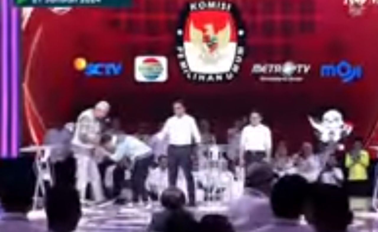 Gibran saat bersalaman dg Ganjar Pranowo usai debat cawapres.