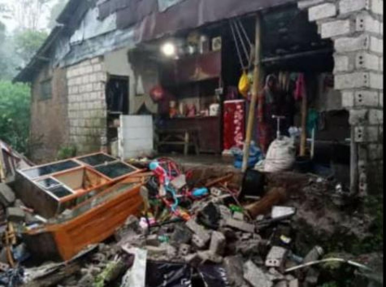 Rumah warga yang terdampak longsor