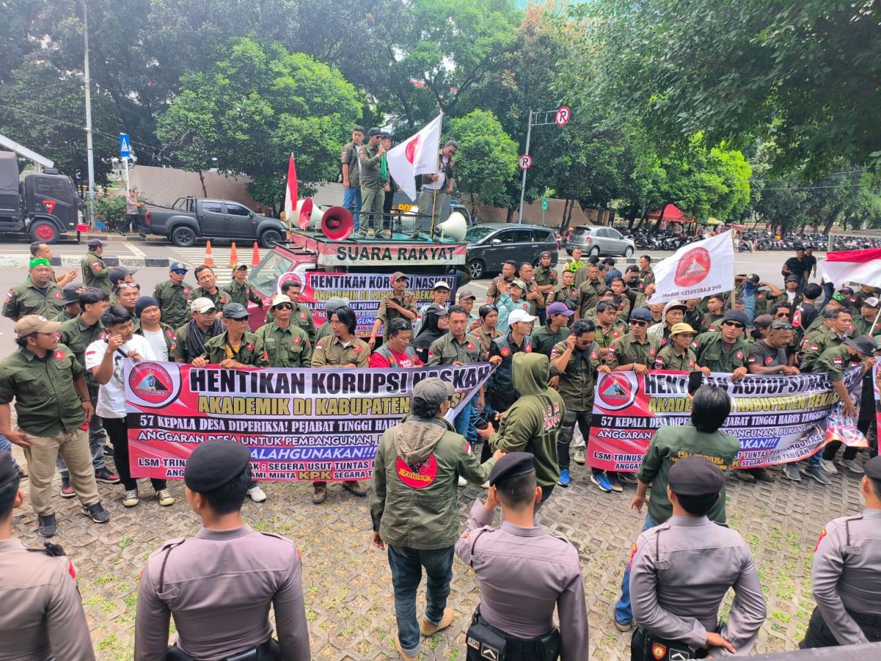 Ratusan massa dari Lembaga Swadaya Masyarakat (LSM) Triga Nusantara Indonesia (Tri Nusa) kembali melakukan aksi di gedung Komisi Pemberantasan Korupsi (KPK) di jalan Kuningan Jakarta Pusat., Selasa (17/9/2024)