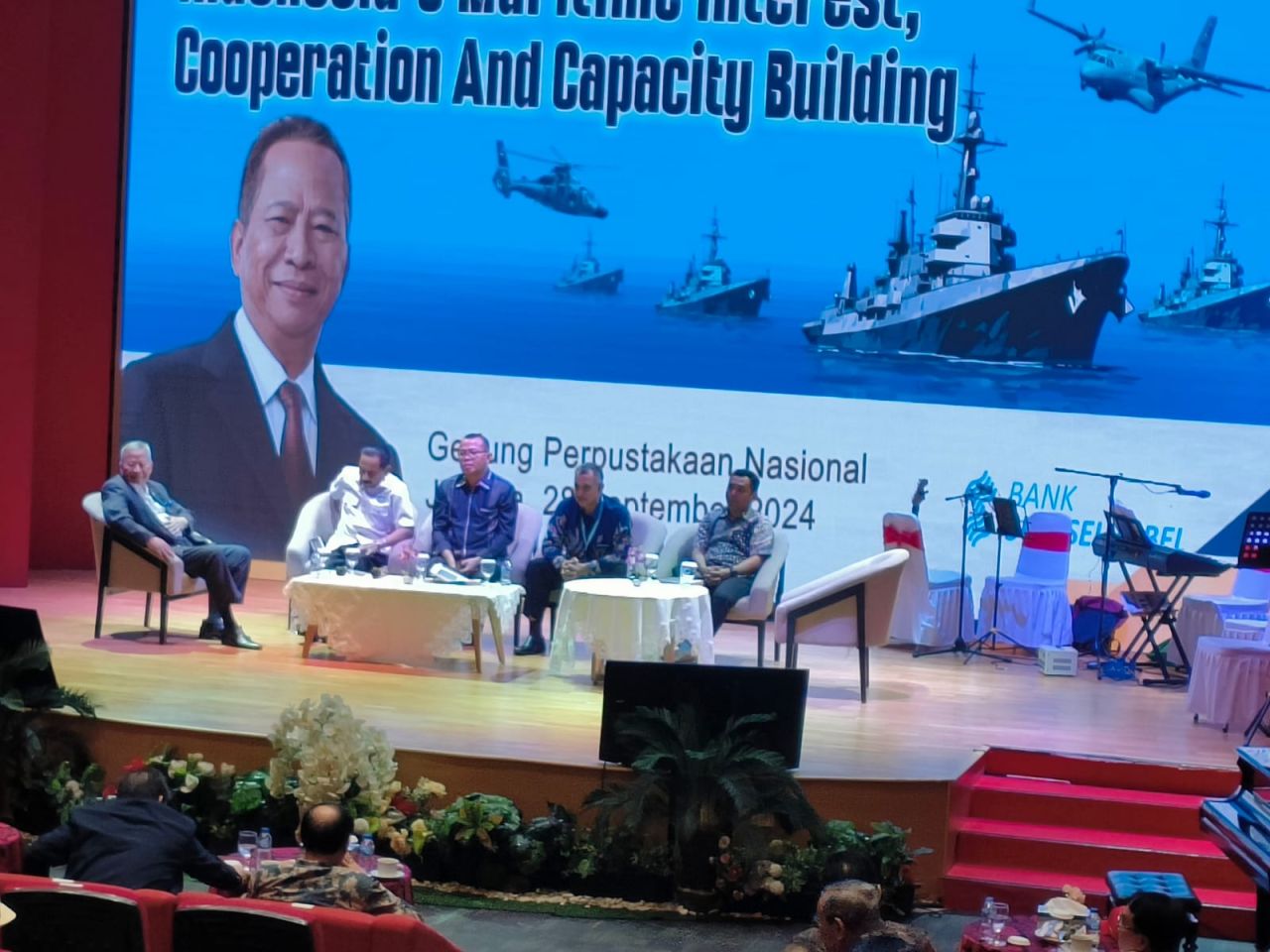 Sejumlah tokoh militer, seperti Laksamana TNI (Purn) Tedjo Edhy Purdijatno, Laksamana Madya (Purn) Freddy Numberi dan tokoh lainnya menghadiri peluncuran buku karya Laksamana Muda TNI (Purn) Rosihan Arsyad.