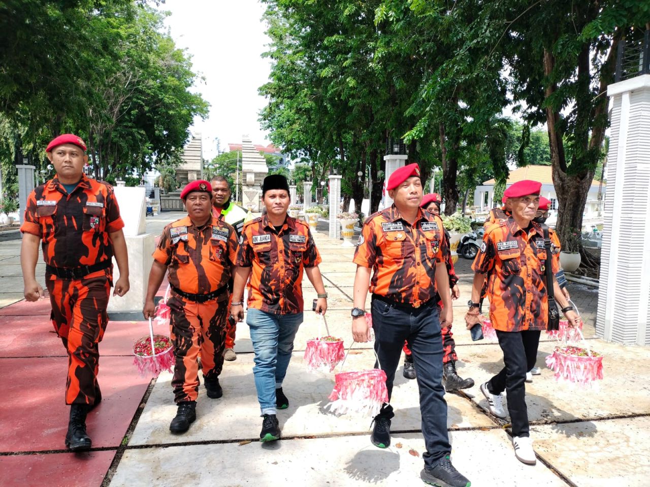 Peringati Hari Pahlawan, Pemuda Pancasila Kota Surabaya Tabur Bunga di Taman Makam Pahlawan