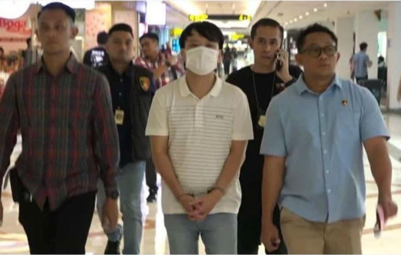 Ivan Sugianto Terlihat Garang Saat Paksa Siswa Menggonggong, Giliran Digelandang Polisi Kicep