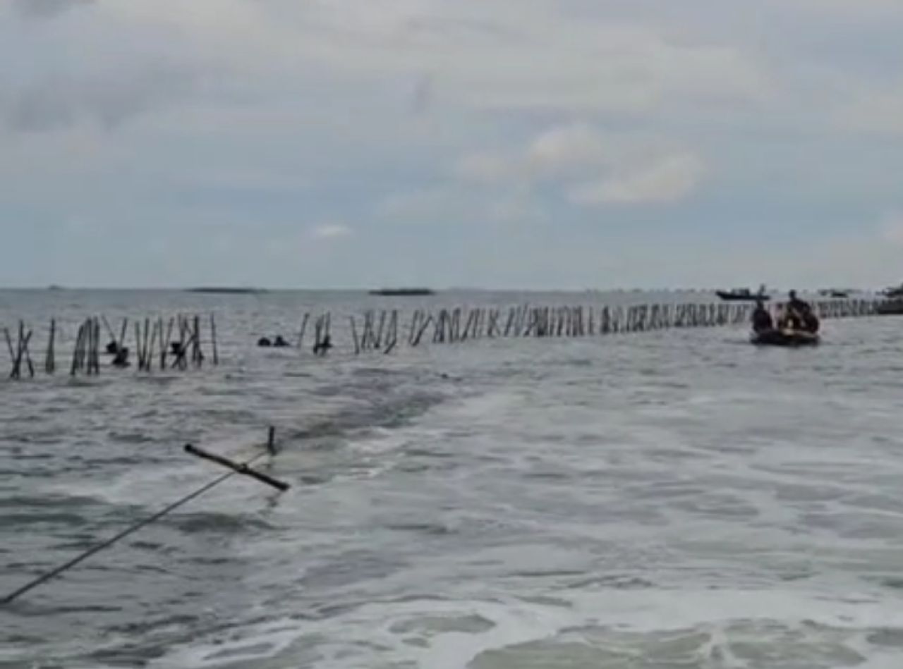 Proses pembongkaran pagar laut yang dilakukan oleh pasukan Marinir pada Sabtu (18/1/2025)