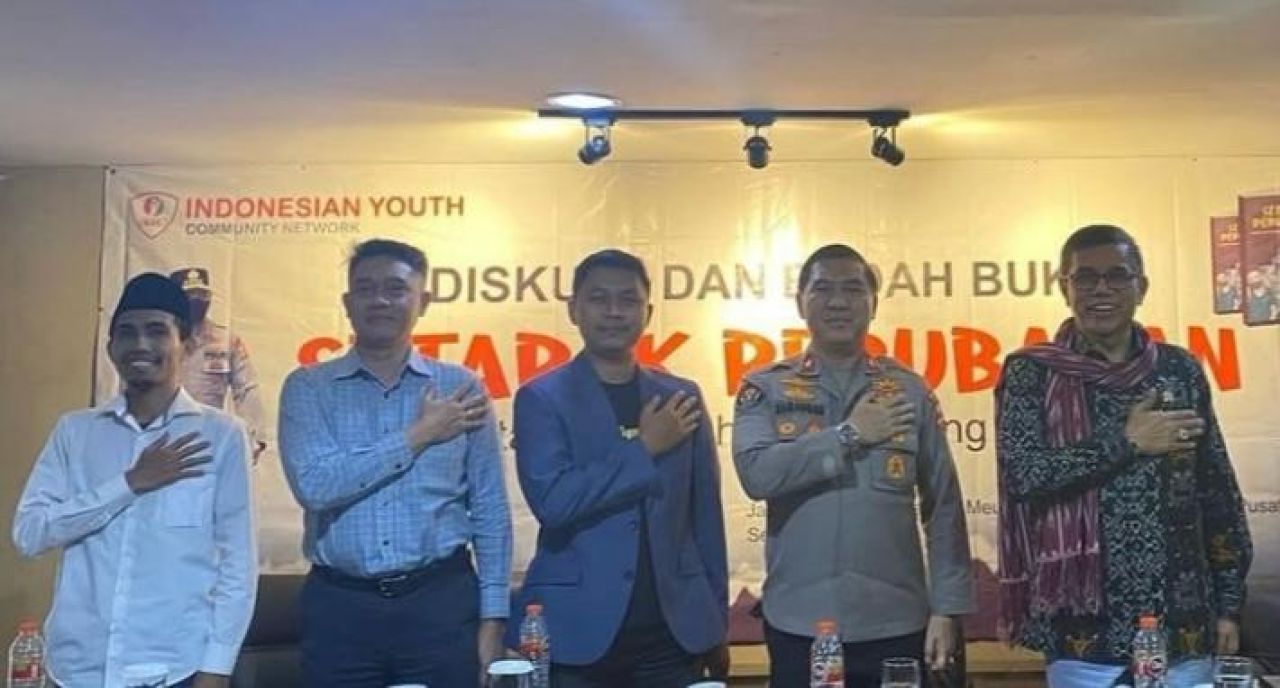 Iskandarsyah (kedua dari kiri)