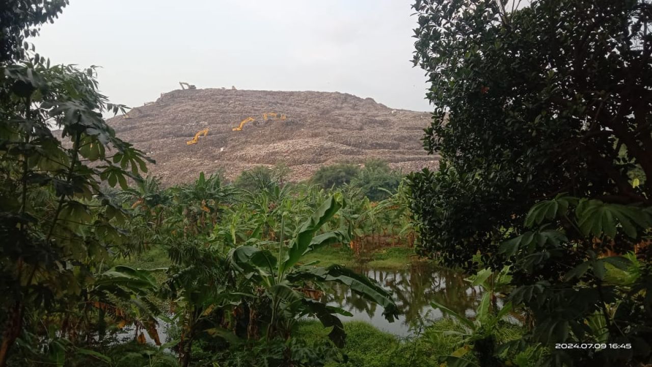 Aroma dari Tempat Pengolahan Sampah Terpadu (TPST) Bantargebang terasa lebih kuat, ditambah dengan kehadiran lalat yang lebih banyak dari biasanya.
