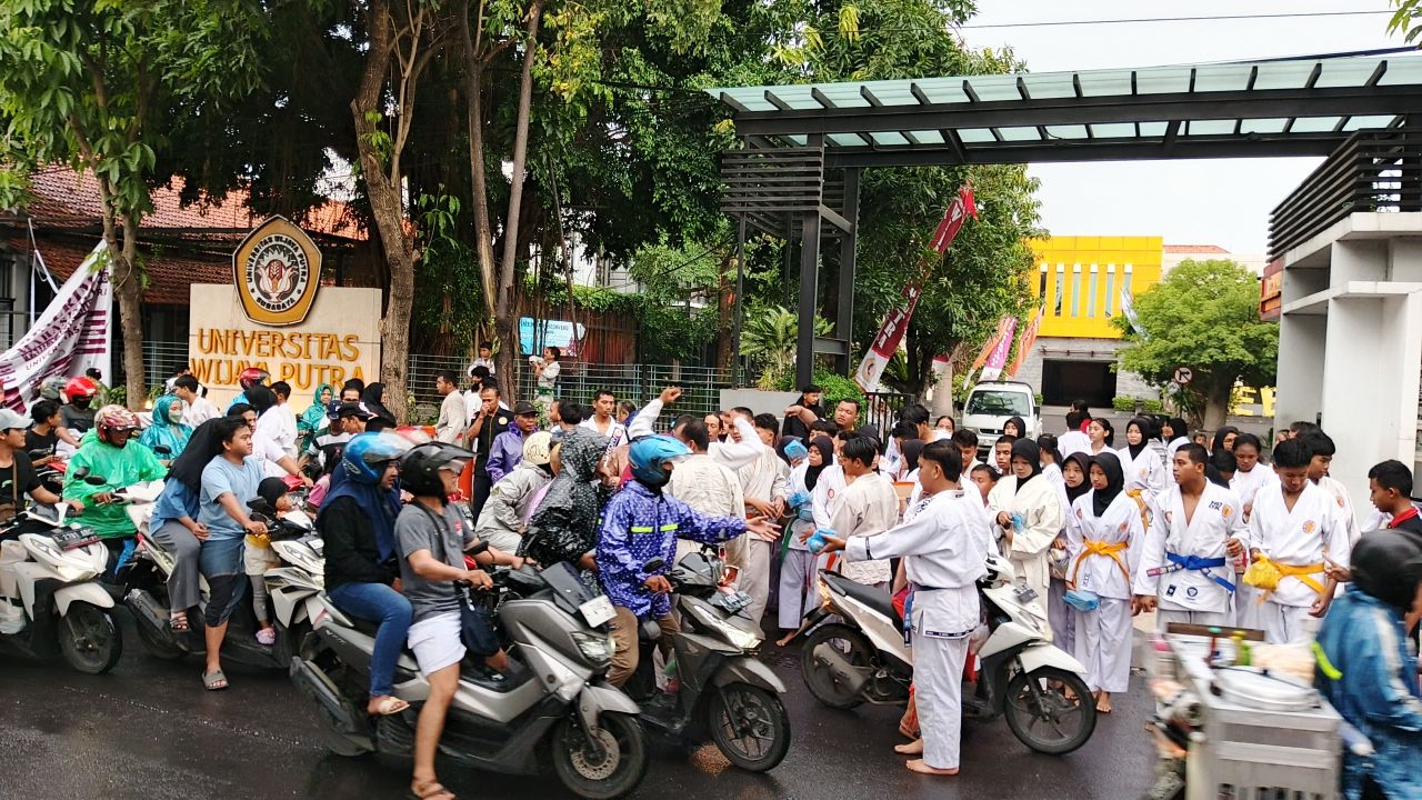 Berbagi di Bulan Ramadan, Jujitsan Dojo Wijaya Putra Bagikan Takjil dan Santuni Yatim Piatu