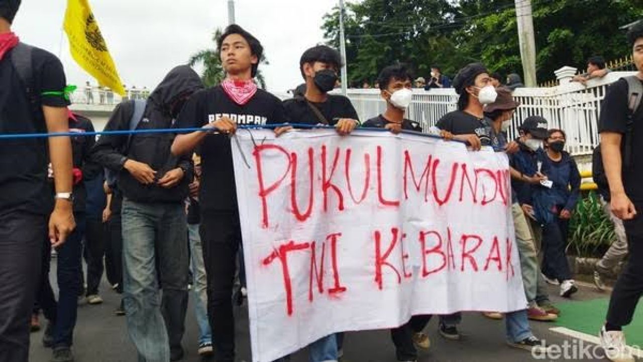 Meliput Demo Penolakan Revisi UU TNI, Wartawan Kompas Jadi Korban Penggeledahan Aparat