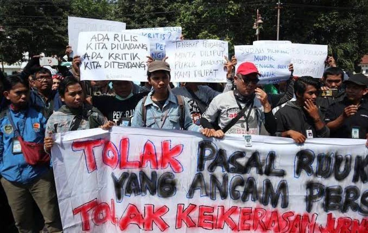 Aksi yang dilakukan oleh ratusan jurnalis dari berbagai media mengecam aksi kekerasan terhadap wartawan