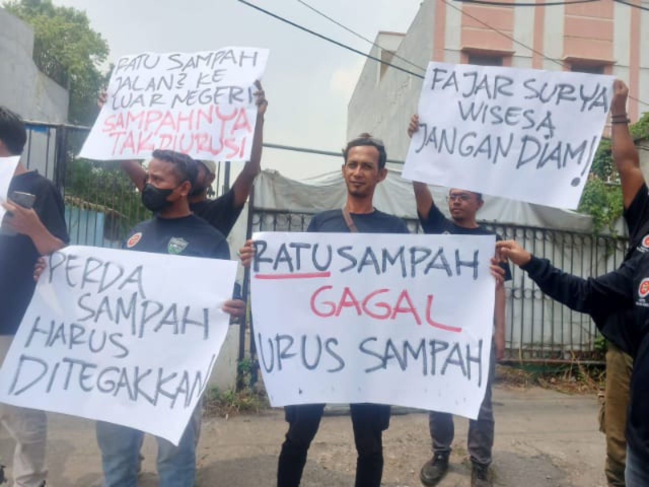 Puluhan aktivis yang tergabung dalam Prabu Peduli Lingkungan Simpul Cikarang Barat, organisasi sipil nirlaba yang bergerak di bidang lingkungan hidup, melakukan aksi damai di gudang PT Xaviera Global Synergy, Jalan Raya Fatahillah, Desa Kalijaya, Cikarang