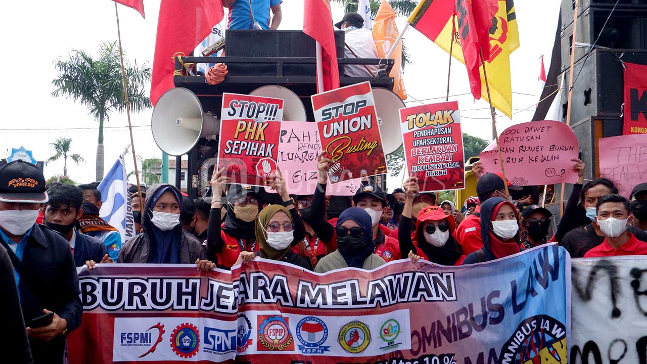 Sejumlah kelomok buruh melakukan aksi menuntut kenaikan UMK. (Ist)