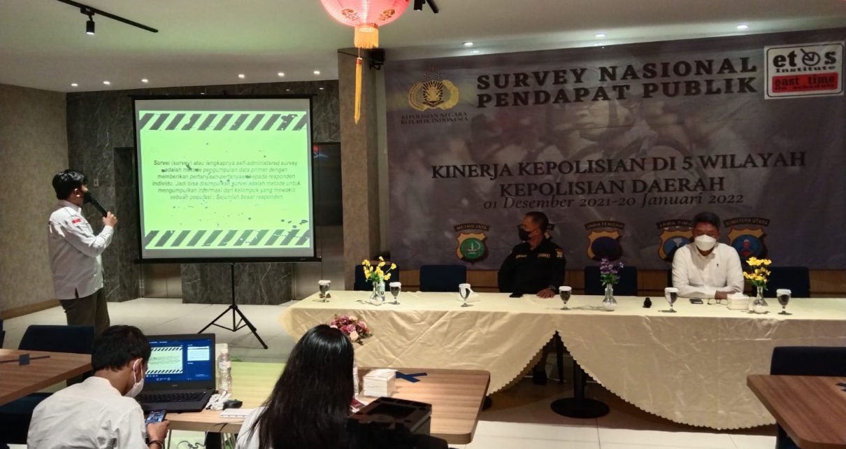 Direktur Eksekutif Etos Indonesia Institute Iskandarsyah saat merilis hasil surveinya.