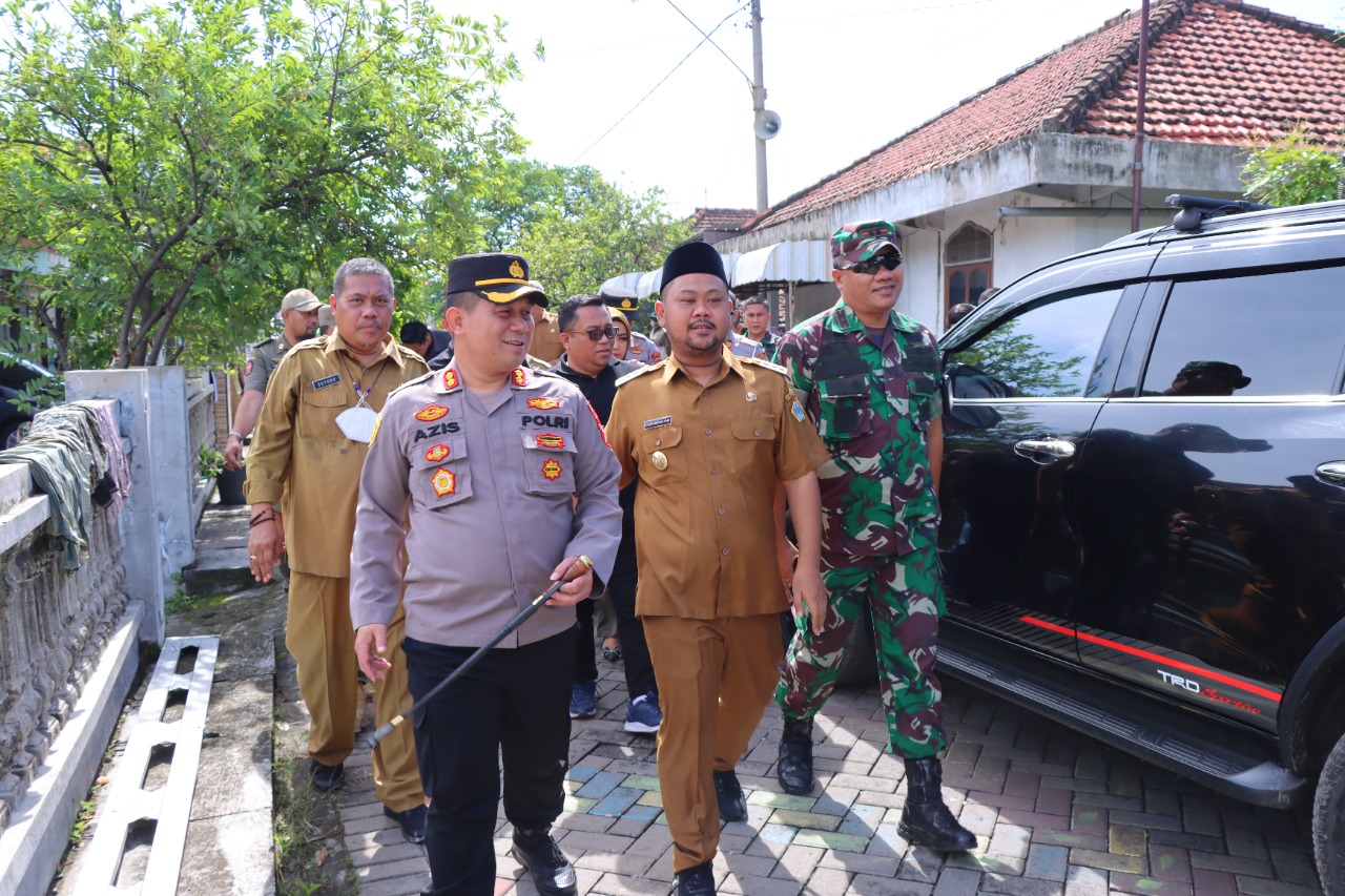 Kapolres Gresik Bersama Bupati Salurkan Bantuan untuk Korban Bencana Puting Beliung