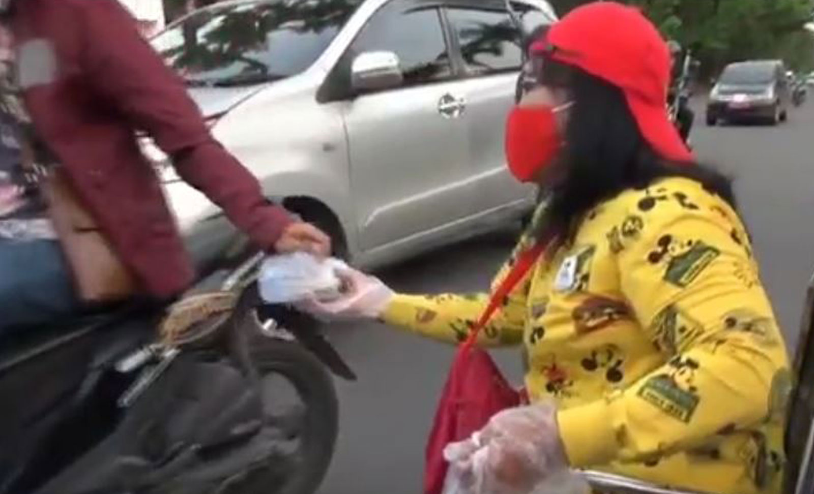 Ketika Penyandang Disabilitas Turun ke Jalan Bagikan Takjil ke Warga yang Membutuhkan